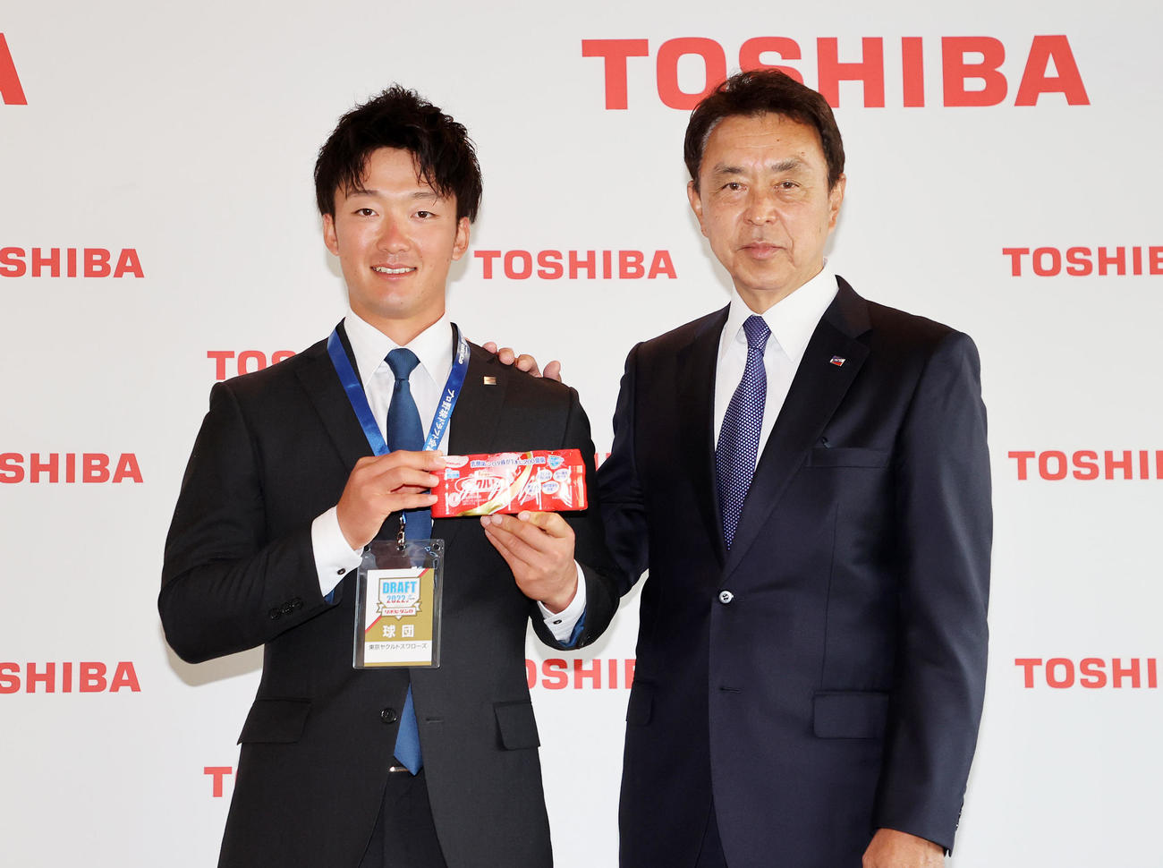 指名あいさつを終え写真に納まる東芝・吉村（左）とヤクルト小川GM（撮影・鈴木正人）