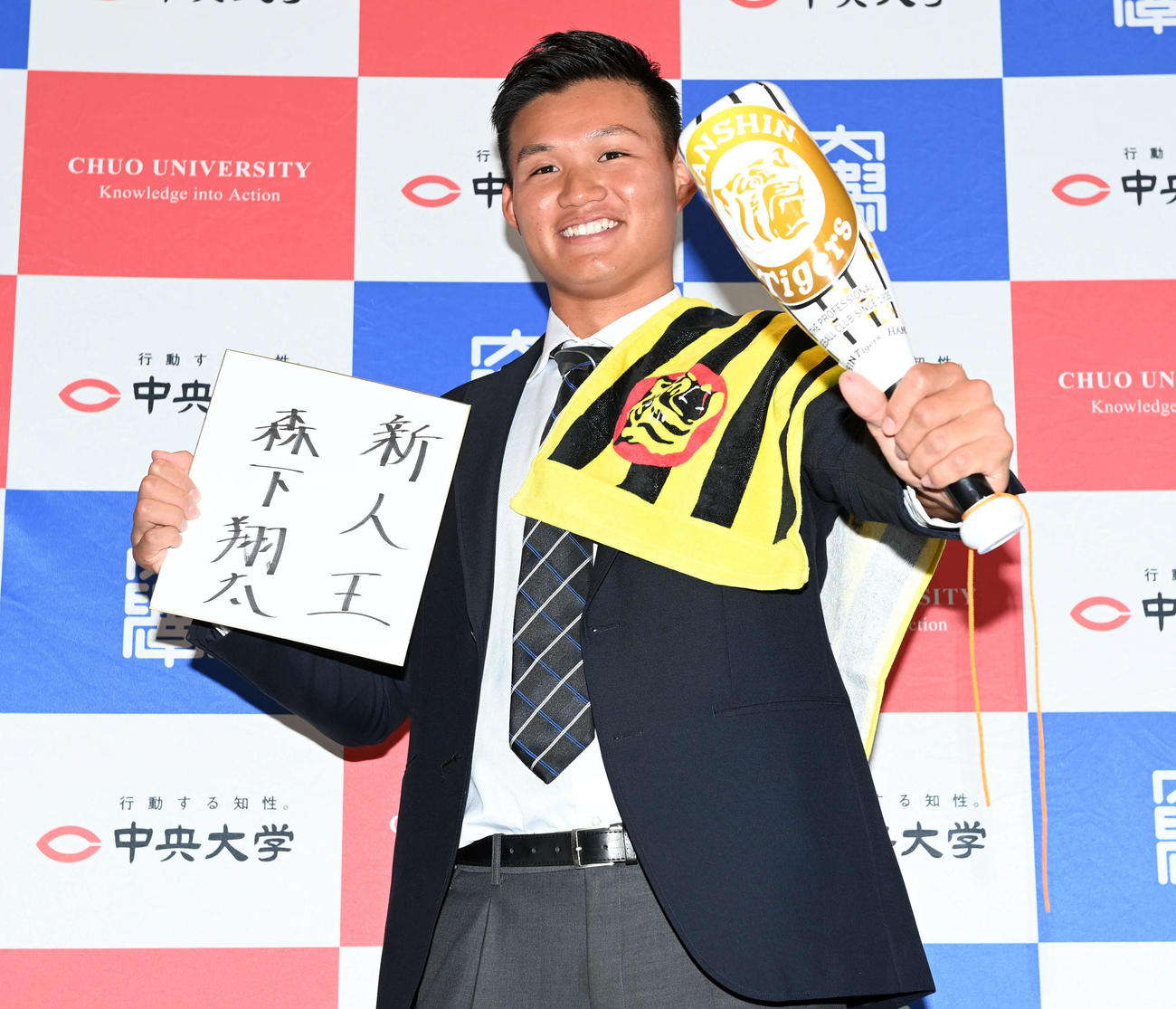 「新人王」目標を掲げポーズを決める中大・森下（撮影・たえ見朱実）