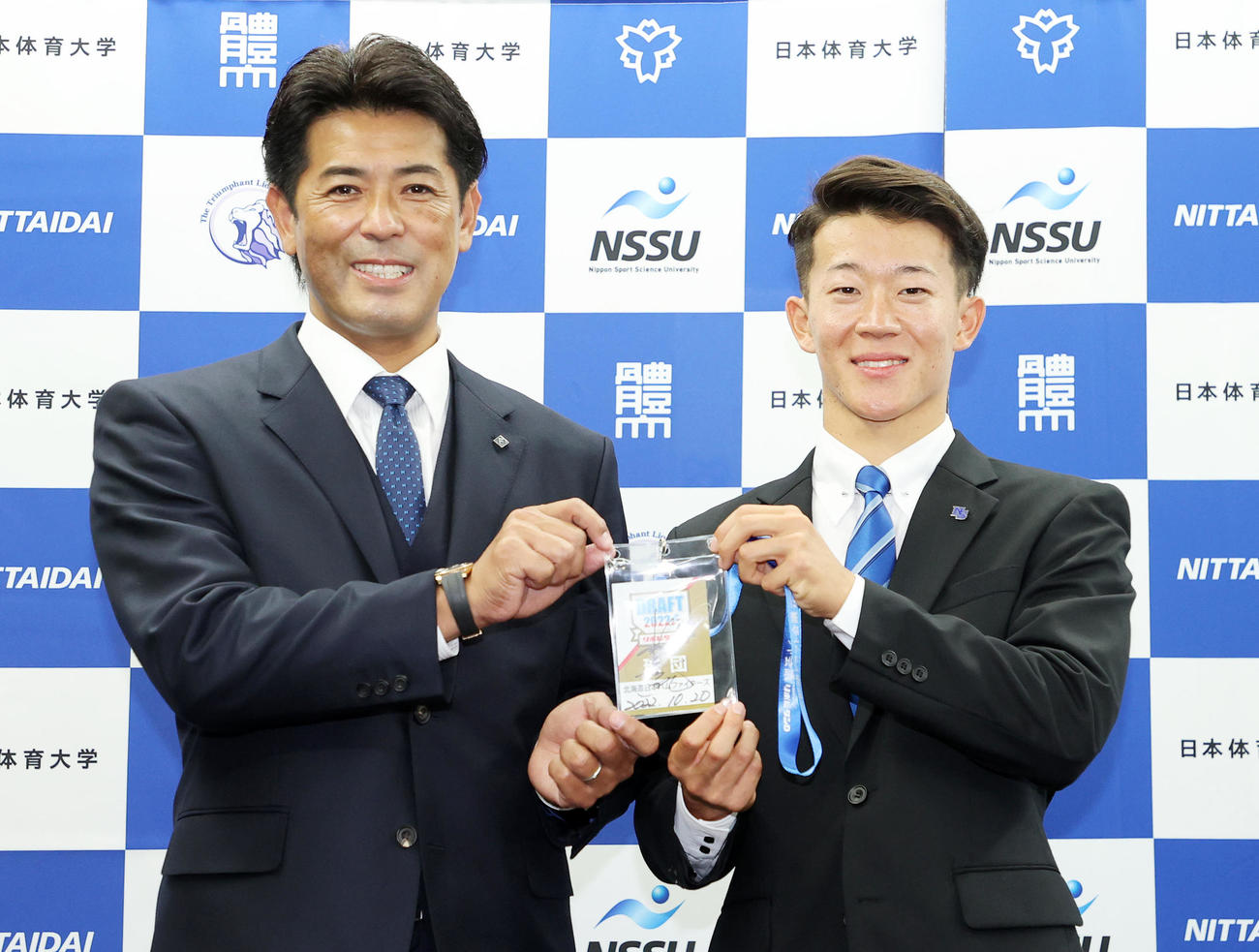日本ハム稲葉GMからサイン入りドラフトIDを受け取り写真に納まる日体大・矢沢（撮影・鈴木正人）