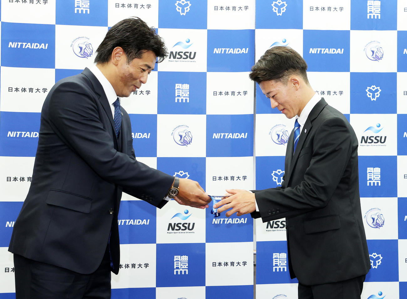 日本ハム稲葉GMからサイン入りドラフトIDを受け取る日体大・矢沢（撮影・鈴木正人）