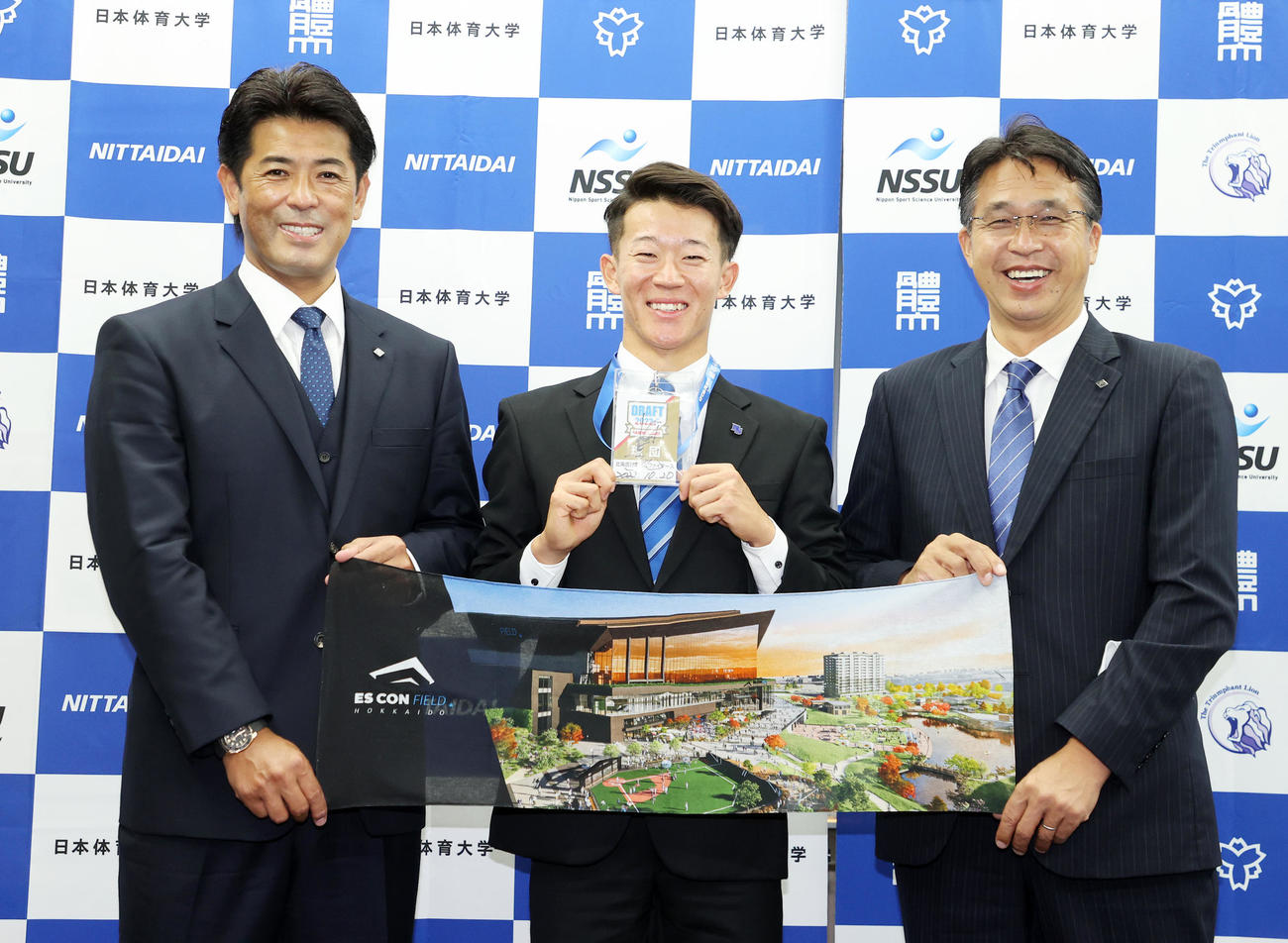 指名あいさつを終え写真に納まる、左から日本ハム稲葉GM、日体大・矢沢、大渕GM補佐兼スカウト部長（撮影・鈴木正人）