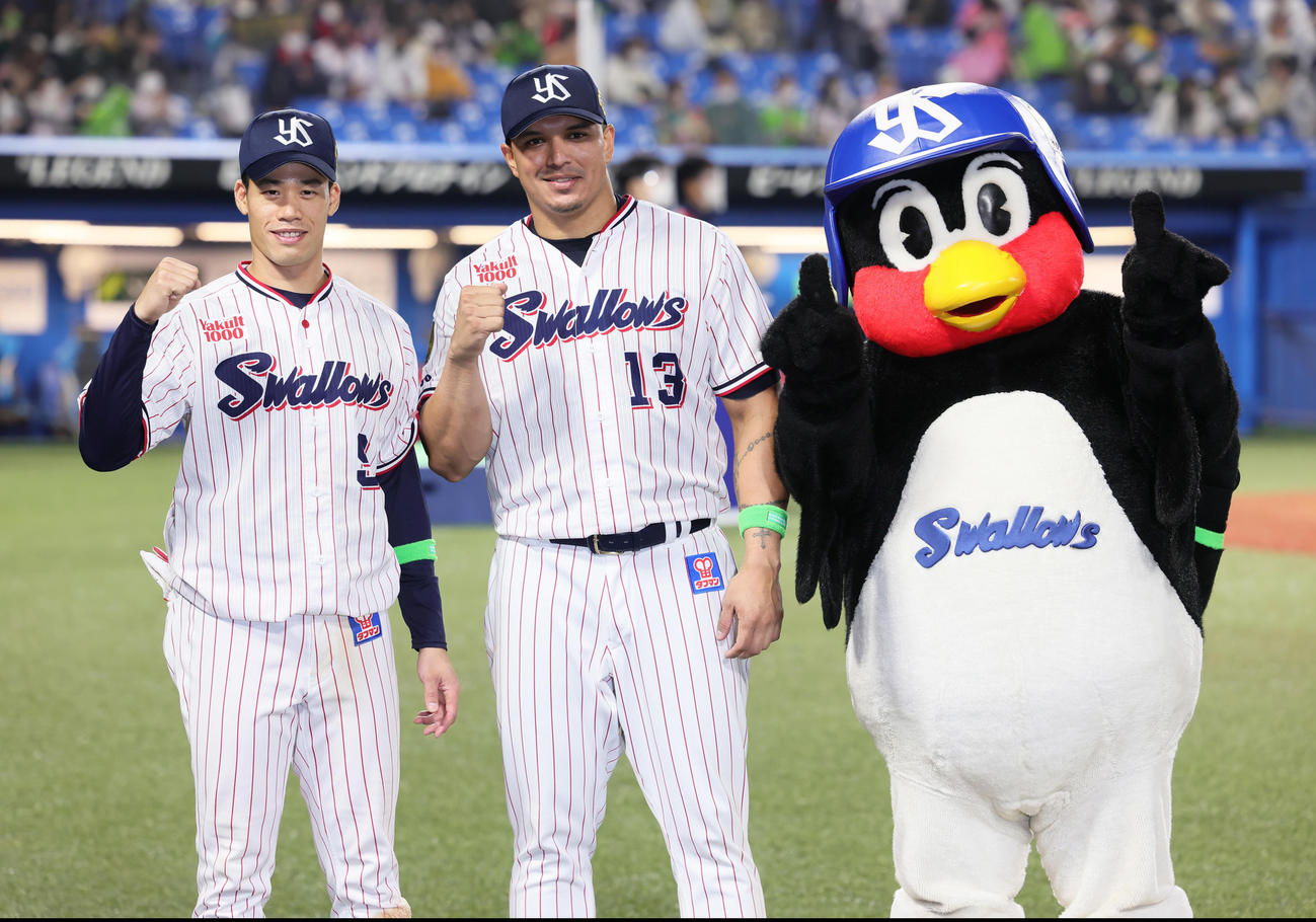 ヤクルト対オリックス　ヒーローインタビューを終え、つば九郎と笑顔でポーズを決めるヤクルトの塩見（左）とオスナ（撮影・足立雅史）