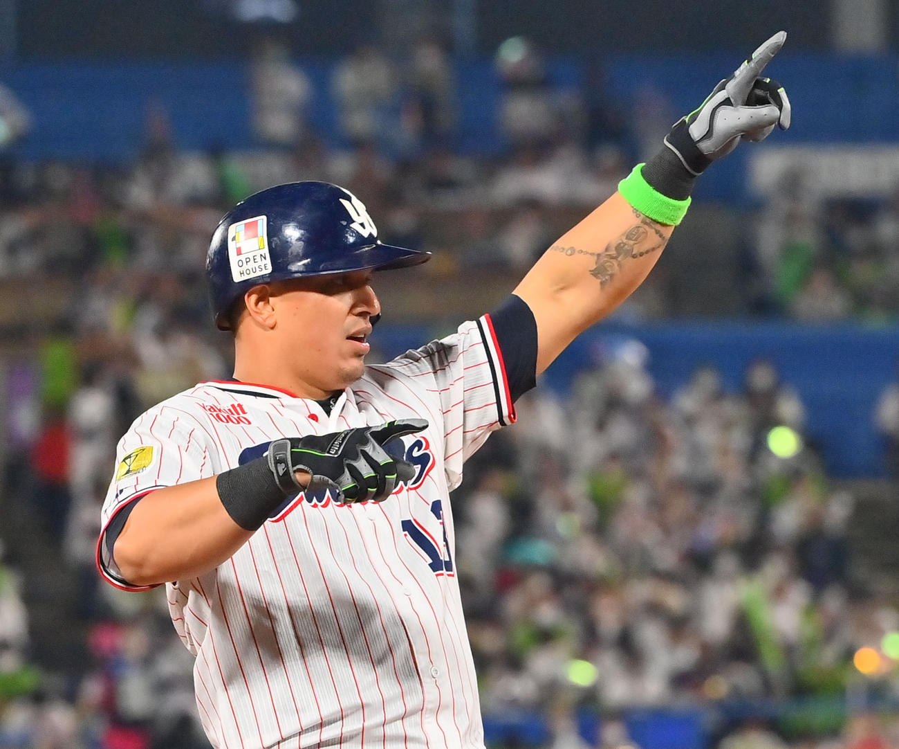 ヤクルト対オリックス　1回裏ヤクルト2死一、二塁、オスナは先制の2点適時二塁打を放ちポーズ（撮影・和賀正仁）