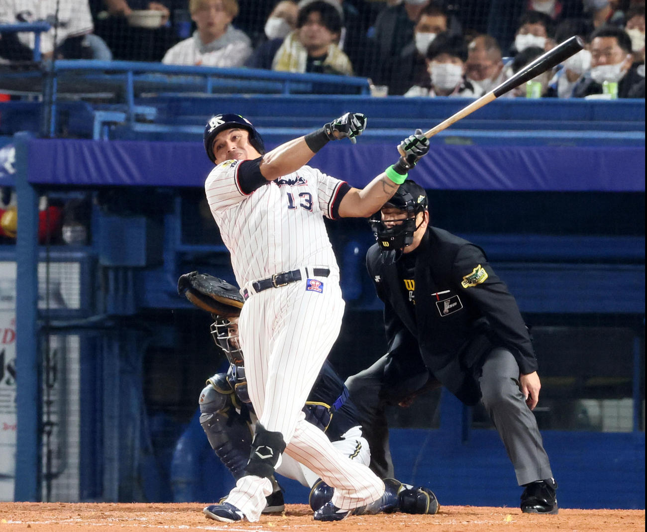 ヤクルト対オリックス　4回裏ヤクルト無死、オスナは左越えソロ本塁打を放つ（撮影・加藤哉）