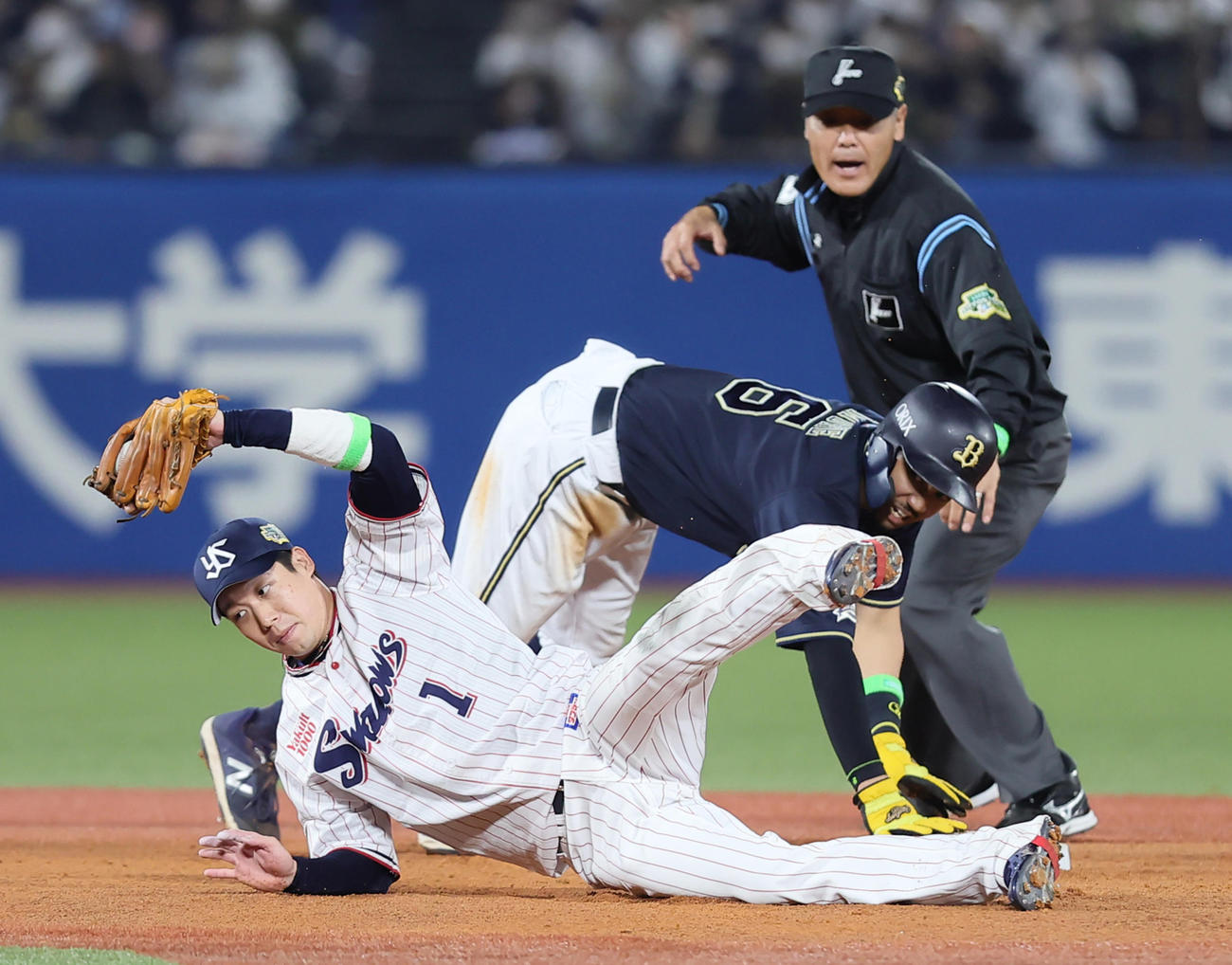 ヤクルト対オリックス　5回表オリックス1死一塁、二塁盗塁に失敗する宗（後方）。二塁手山田（撮影・足立雅史）