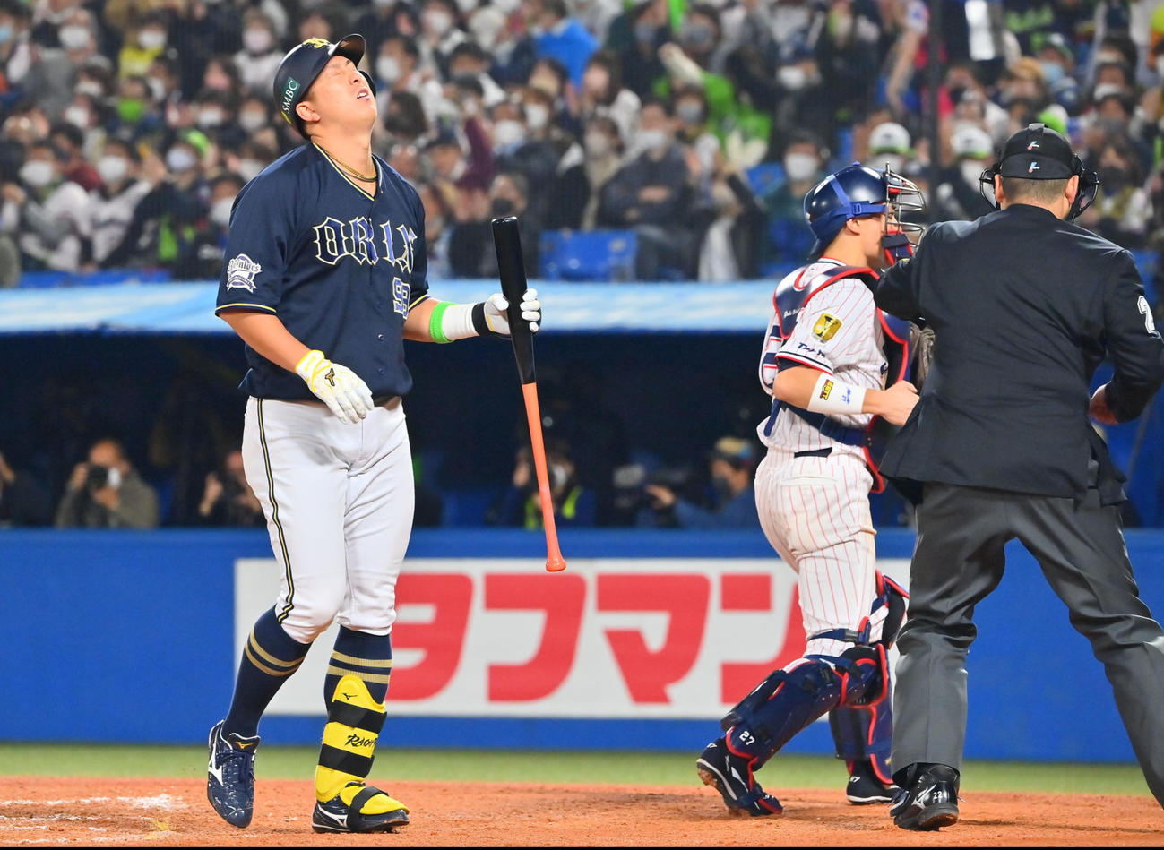 ヤクルト対オリックス　7回表オリックス2死一塁、見逃し三振に倒れる杉本（撮影・和賀正仁）