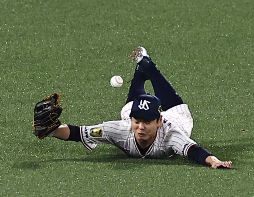 日本シリーズ第1戦　8回表オリックス無死、山崎は西野の打球に飛びつくも撮れず（撮影・上田博志）