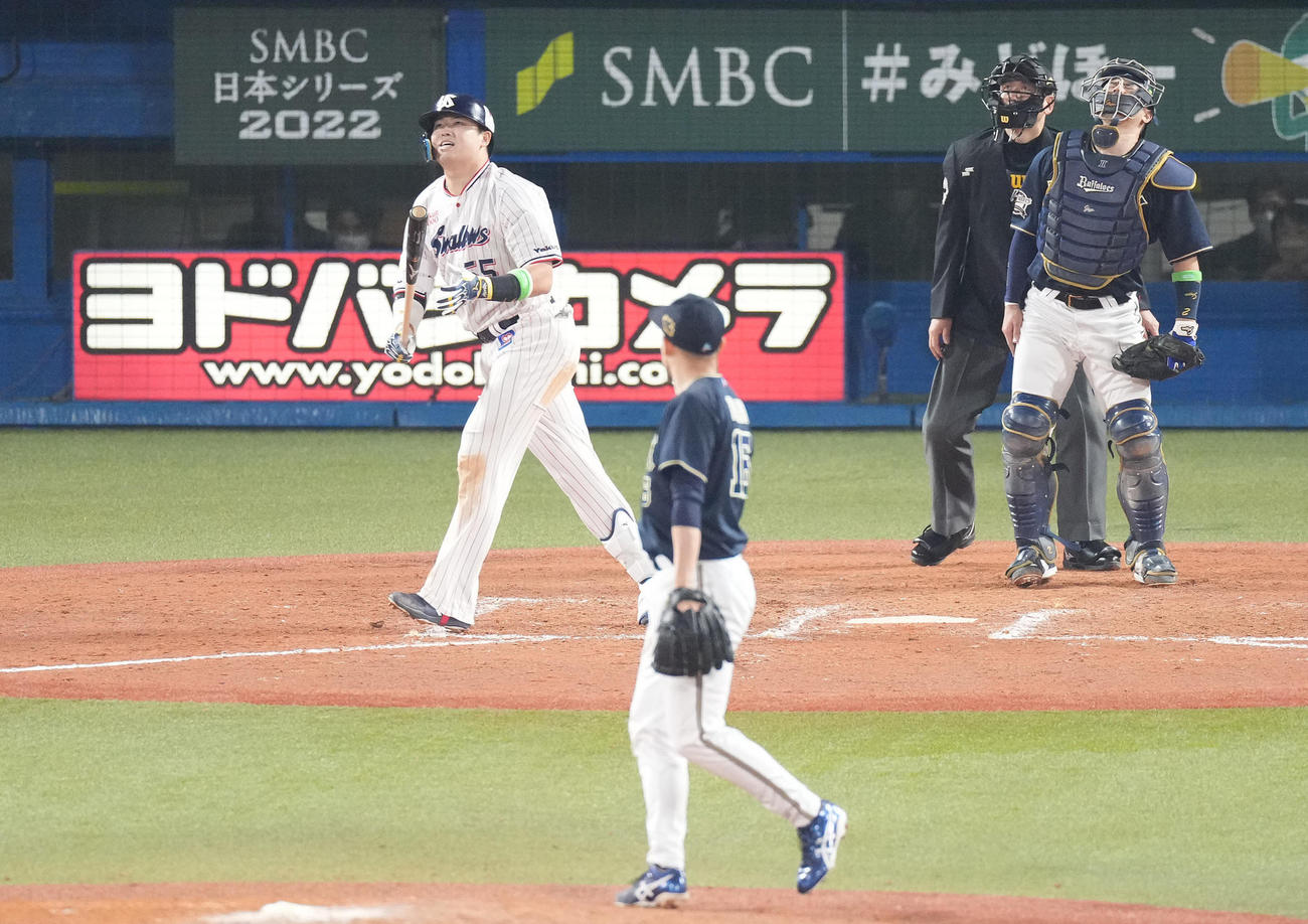 ヤクルト対オリックス　8回裏ヤクルト無死、右越えソロ本塁打を放ち打球の行方を追う村上。投手平野佳（撮影・鈴木みどり）