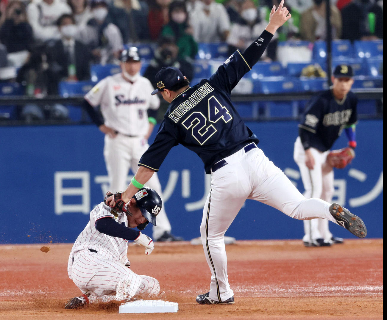 ヤクルト対オリックス　1回裏ヤクルト無死一塁、一塁走者塩見は打者山崎のときに二塁盗塁を決める。野手は紅林（撮影・加藤哉）