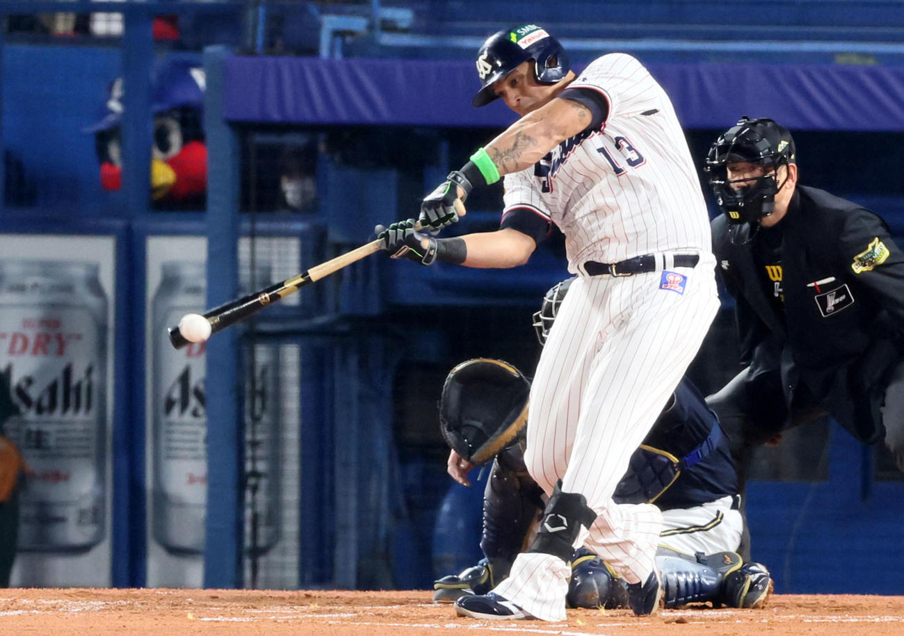 ヤクルト対オリックス　１回裏ヤクルト2死一、二塁、オスナは左線に適時二塁打を放つ（撮影・加藤哉）