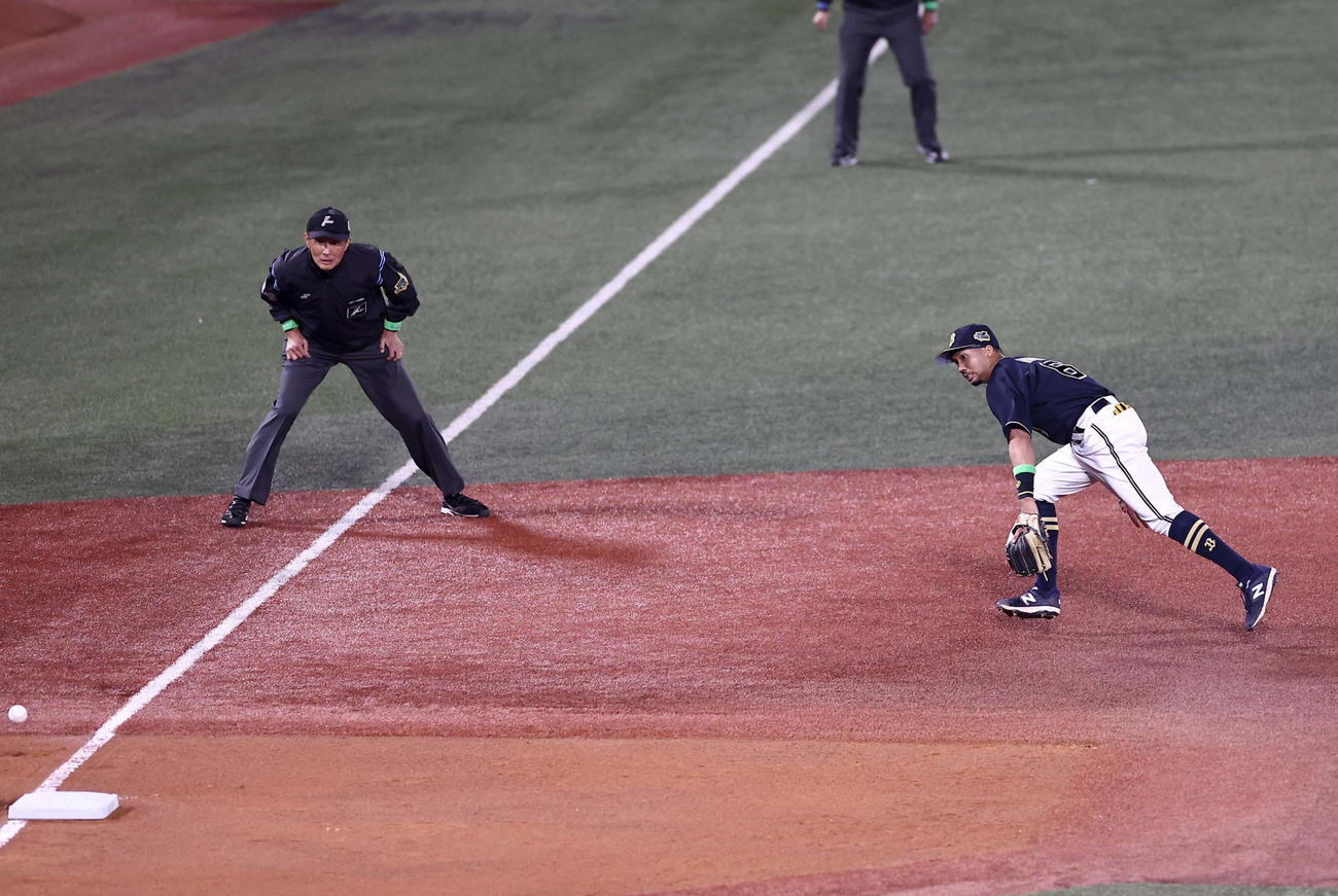 日本シリーズ第1戦　1回裏ヤクルト2死一、二塁、三塁線を抜けるオスナの打球（撮影・上田博志）