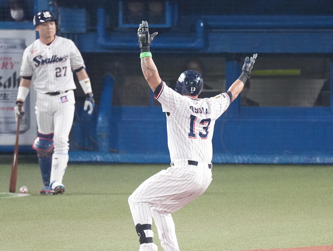 ヤクルト対オリックス　1回裏ヤクルト2死一、二塁、左翼線に2点適時二塁打を放ったオスナは両手を広げる（撮影・鈴木みどり）