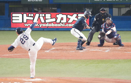 ヤクルト対オリックス　2回表オリックス2死満塁、押し出し四球を選ぶ福田。投手小川（撮影・鈴木みどり）
