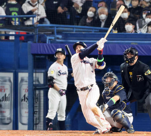 ヤクルト対オリックス　3回裏ヤクルト無死、塩見は中越えソロ本塁打を放ち勝ち越しに成功（撮影・加藤哉）