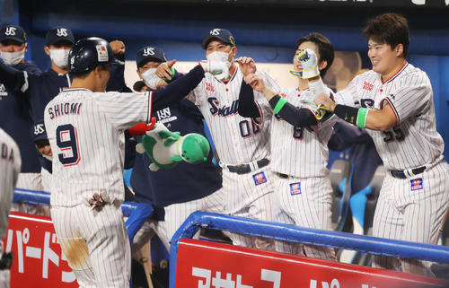 ヤクルト対オリックス　3回裏ヤクルト無死、左中間ソロ本塁打で生還する塩見（左）を迎える村上（右）らナイン（撮影・河田真司）