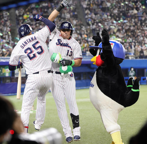 ヤクルト対オリックス　4回裏ヤクルト無死、左中間への本塁打を放ったオスナ（右）はサンタナとジャンプタッチを交わす（撮影・足立雅史）