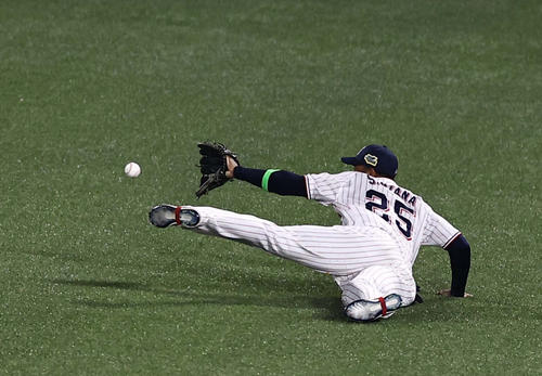 日本シリーズ第1戦　5回表オリックス2死、サンタナは中川の打球を捕れず三塁打を許す（撮影・上田博志）