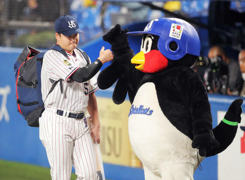 ヤクルト対オリックス　試合前、グータッチを交わすヤクルト村上（左）とつば九郎（撮影・河田真司）