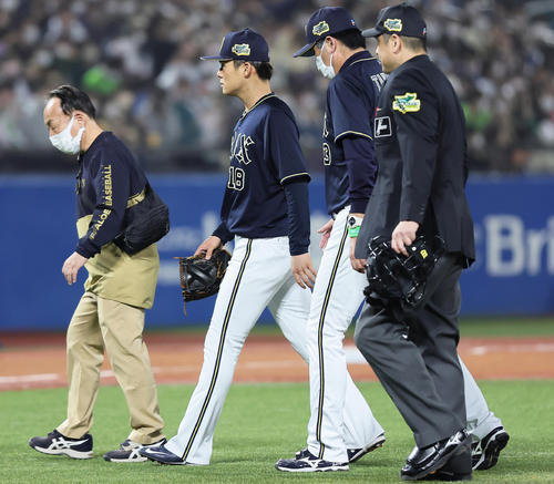 ヤクルト対オリックス　5回裏ヤクルト無死、治療のためベンチに下がったオリックス山本（左から2人目）はそのまま交代となる（撮影・足立雅史）