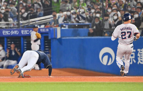 ヤクルト対オリックス　6回表ヤクルト2死一塁、中村の投手強襲打を拾った紅林は一塁悪送球する、一塁手は中川圭（撮影・和賀正仁）