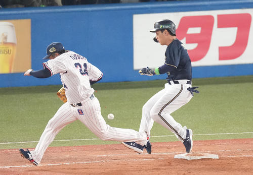 ヤクルト対オリックス　7回表オリックス2死、内野安打を放ち一塁へ駆け込む吉田正。一塁カバーは投手田口（撮影・鈴木みどり）