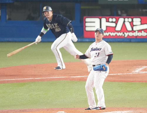 ヤクルト対オリックス　8回表オリックス2死二塁、代打T－岡田に中前適時打を浴びる清水（撮影・鈴木みどり）