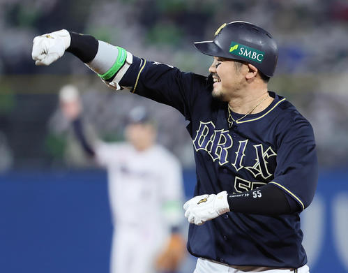 ヤクルト対オリックス　8回表オリックス2死二塁、代打T－岡田は中前適時打を放ちガッツポーズ（撮影・足立雅史）