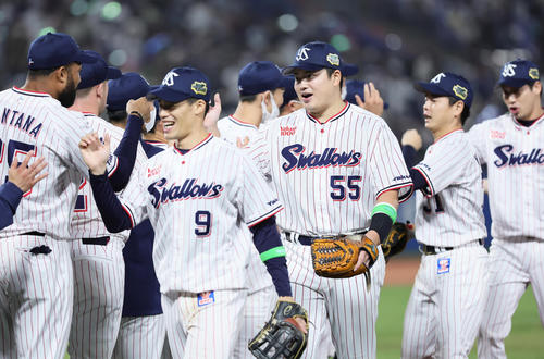 ヤクルト対オリックス　勝利しタッチを交わすヤクルトの村上（中央）、塩見（左）ら（撮影・足立雅史）