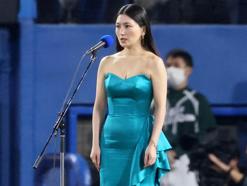 ヤクルト対オリックス　試合前、君が代を斉唱する田中彩子さん（撮影・加藤哉）