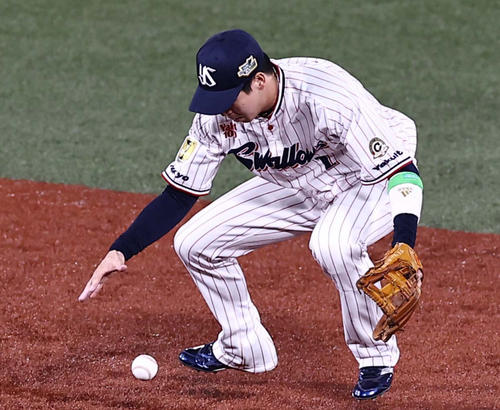日本シリーズ第1戦　1回表オリックス無死、福田のゴロをはじくも二ゴロにしとめる山田（撮影・上田博志）
