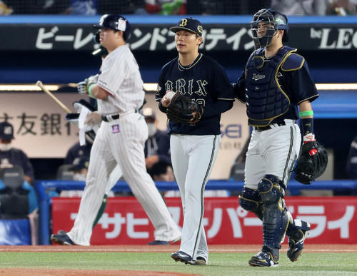 ヤクルト対オリックス　1回裏ヤクルト2死二塁、村上（後方左）に四球を与える山本。右は若月（撮影・加藤哉）