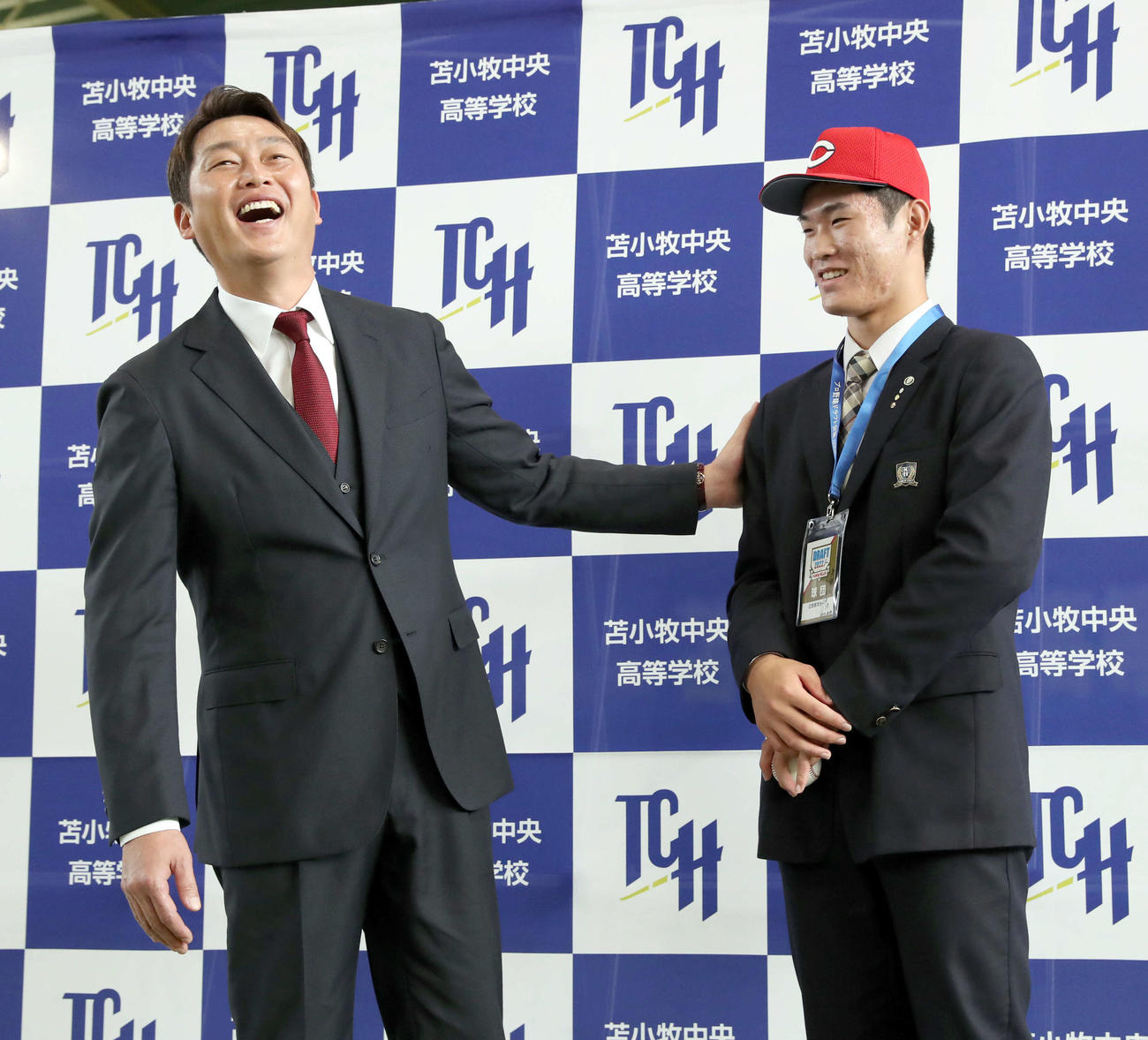 広島新井新監督（左）はドラフト1位指名をした苫小牧中央の斉藤に笑顔で声をかける（撮影・佐藤翔太）