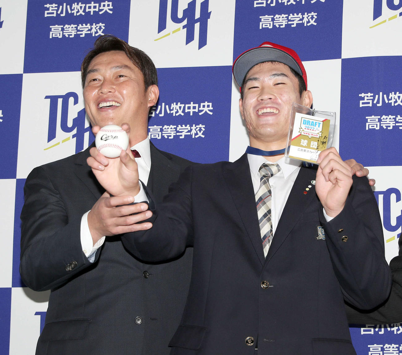 広島新井新監督（左）はドラフト1位指名をした苫小牧中央の斉藤と共に笑顔で撮影に応じる（撮影・佐藤翔太）