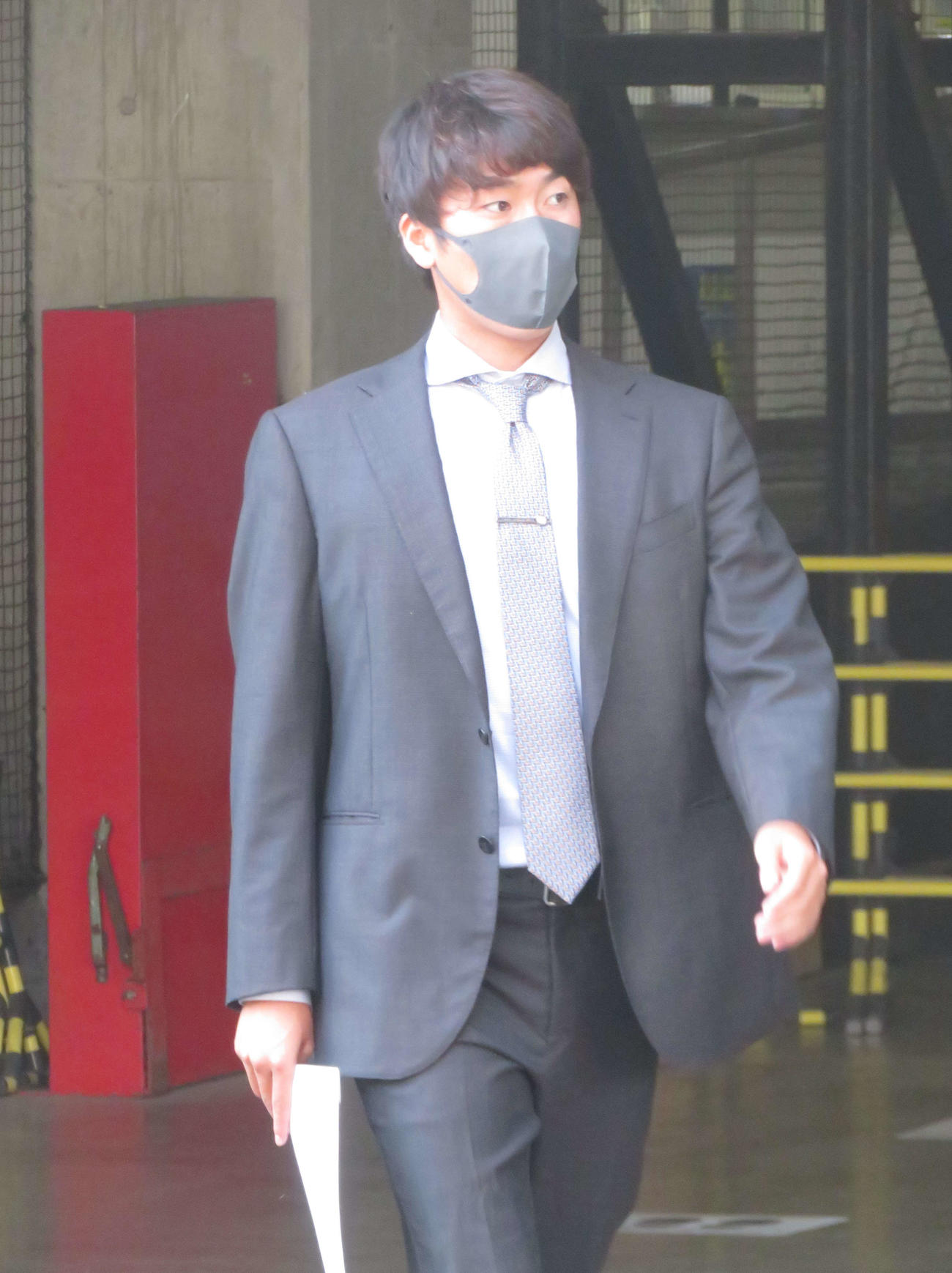 球団事務所を訪れたソフトバンク中村亮太