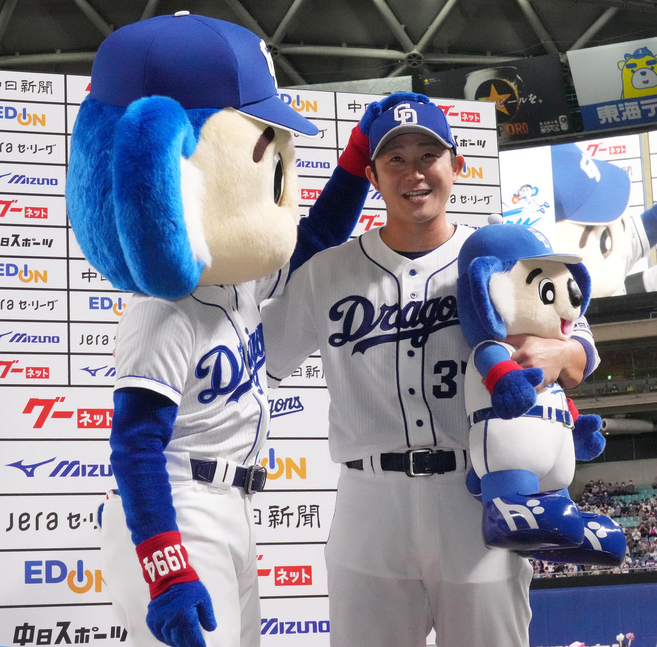中日対ヤクルト　ヒーローインタビューを終えドアラに祝福される三ツ俣（右）（2022年6月21日撮影）