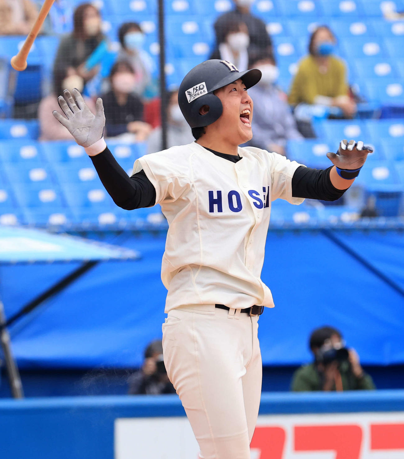 東大対法大　9回裏法大1死、内海貴は右越えサヨナラ本塁打を放つ（撮影・浅見桂子）