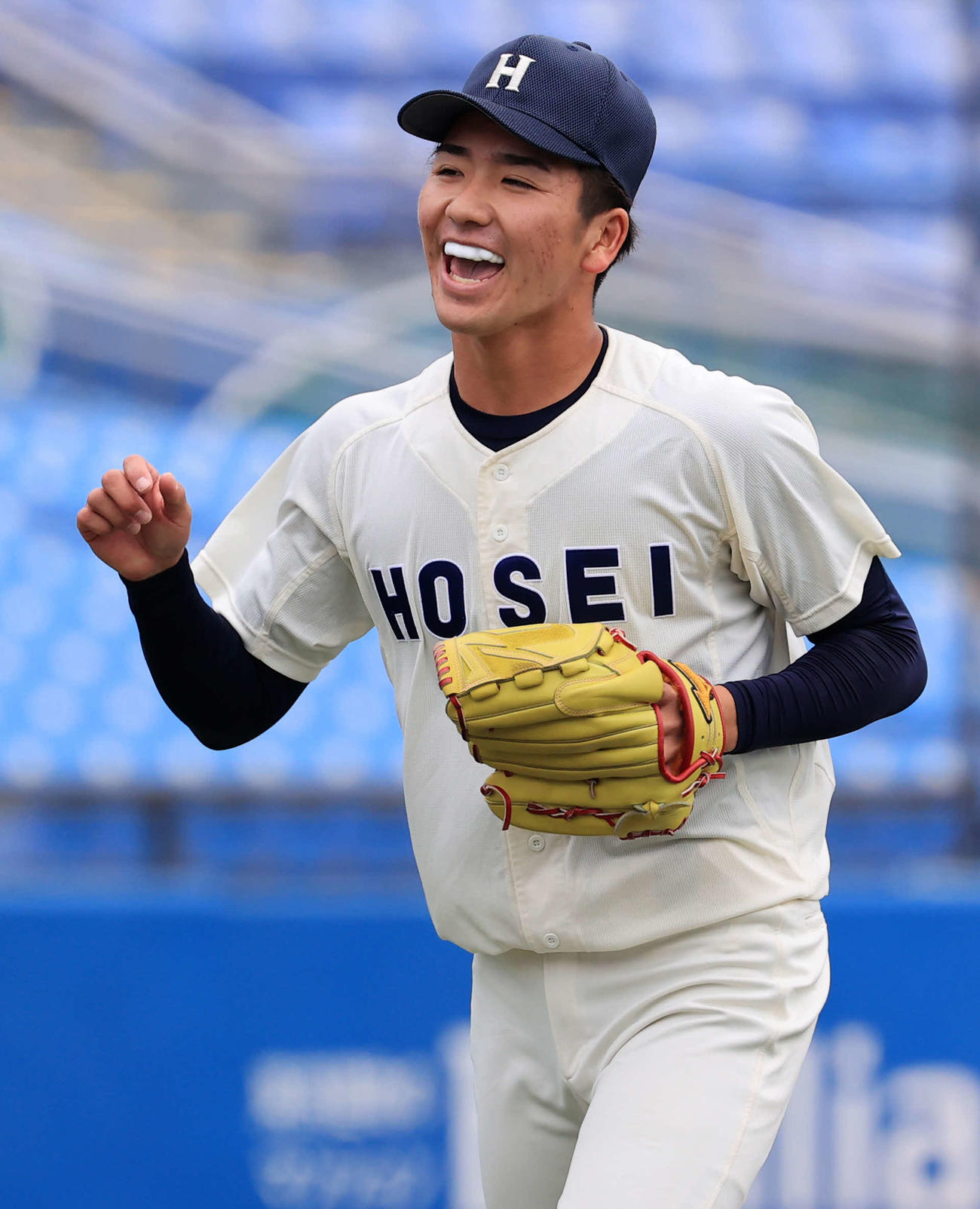 東大対法大　1回表東大の攻撃を3人に仕留めて笑顔の篠木（撮影・浅見桂子）
