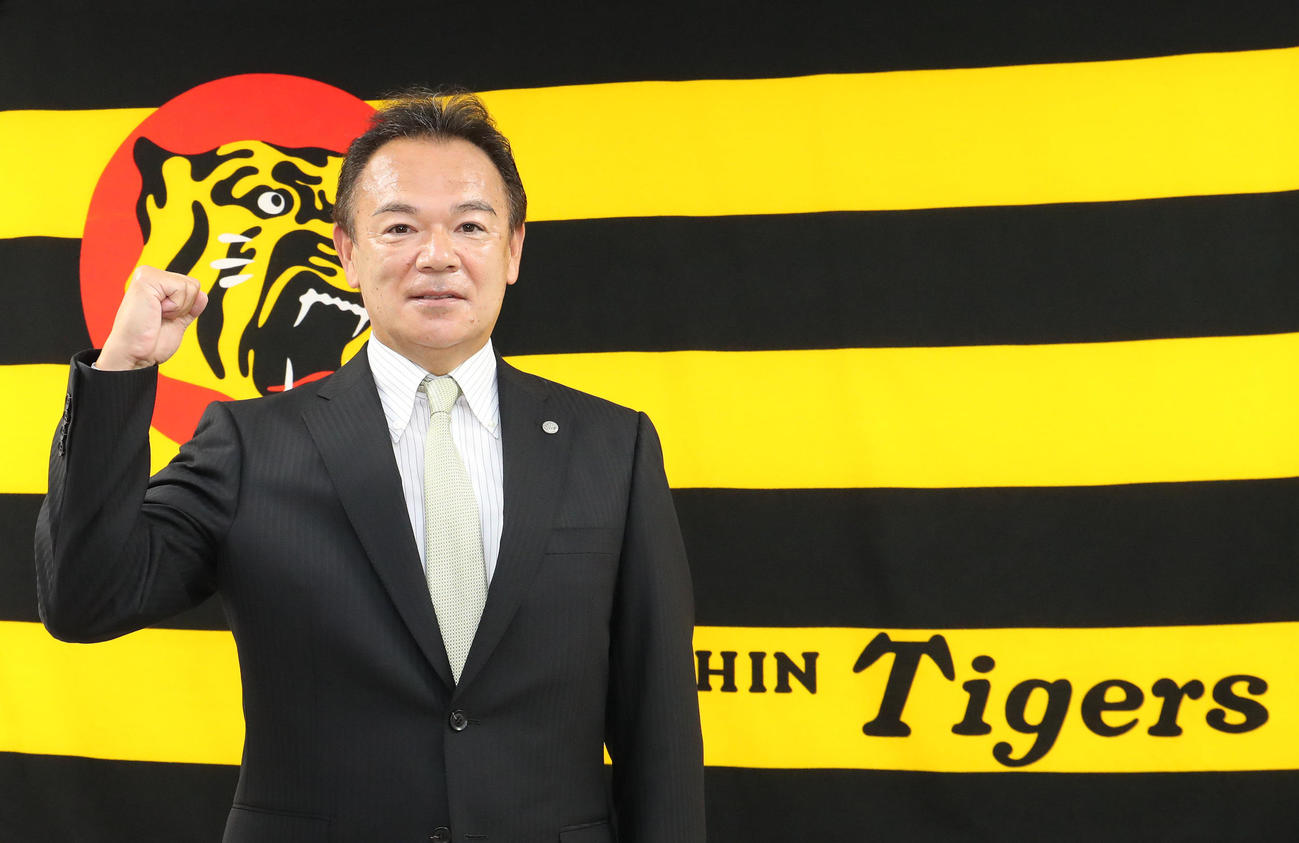 就任会見を終えてガッツポーズする阪神タイガース和田2軍新監督（代表撮影）