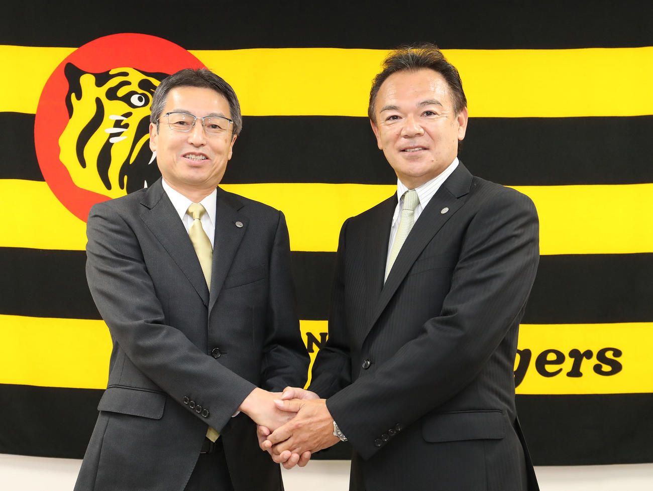 握手を交わす百北球団社長（左）と和田2軍新監督（代表撮影）