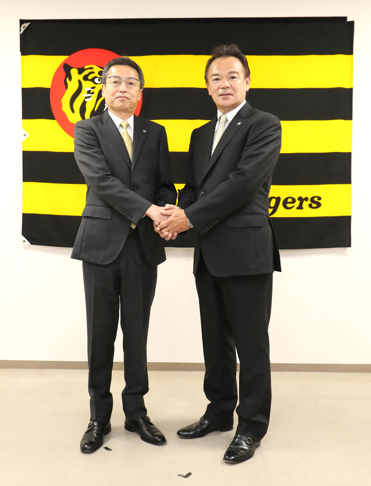 握手を交わす百北球団社長（左）と和田2軍新監督（代表撮影）