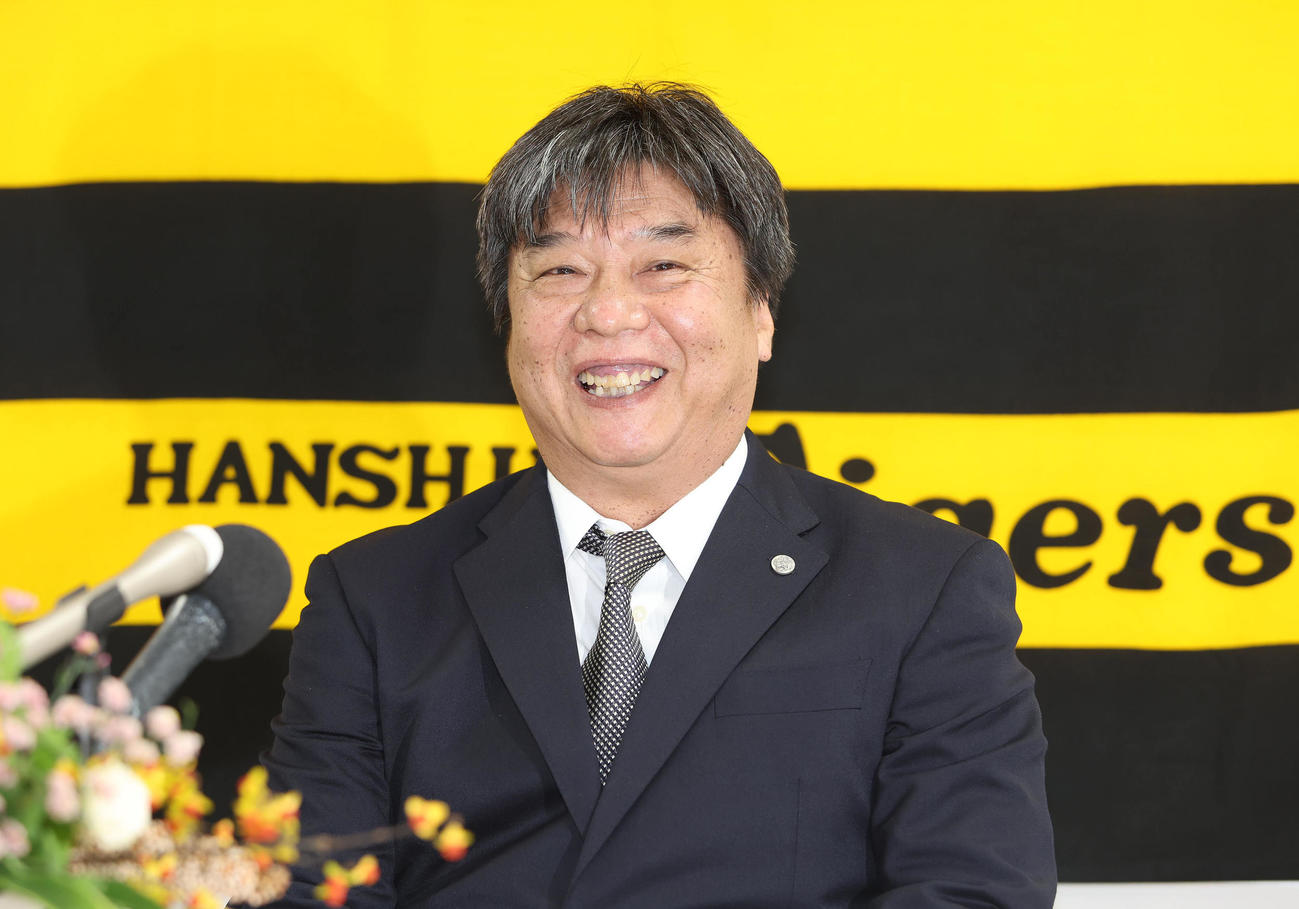 就任会見で笑顔を見せる阪神タイガース嶋田1軍バッテリーコーチ（代表撮影）