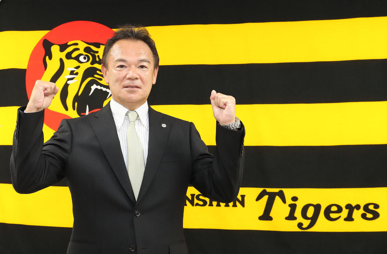 就任会見を終えてガッツポーズする阪神タイガース和田2軍新監督（代表撮影）