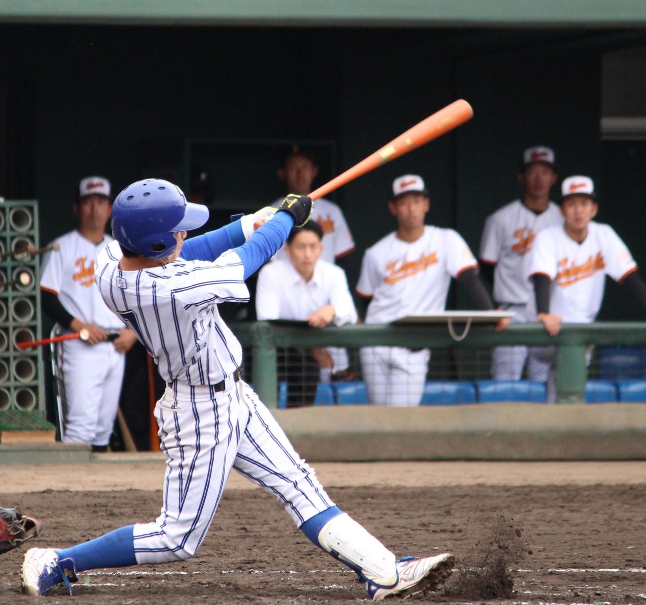 拓大対立正大　4回裏立正大、先頭でソロ本塁打を放つ奈良間（撮影・保坂恭子）