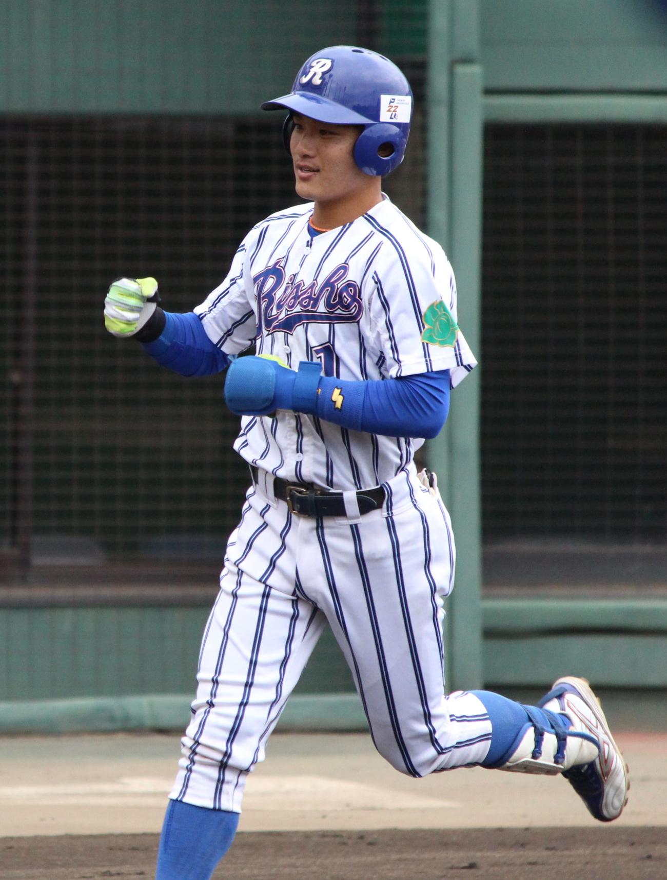拓大対立正大　4回裏立正大、先頭でソロ本塁打を放ちガッツポーズをする奈良間（撮影・保坂恭子）