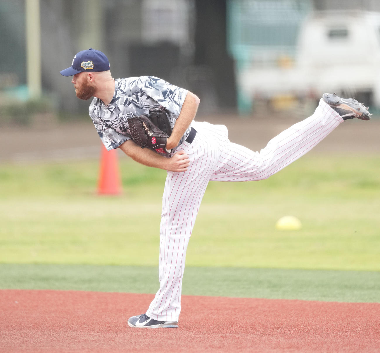 ヤクルト対オリックス　試合前練習でキャッチボールするヤクルト・サイスニード（撮影・鈴木みどり）