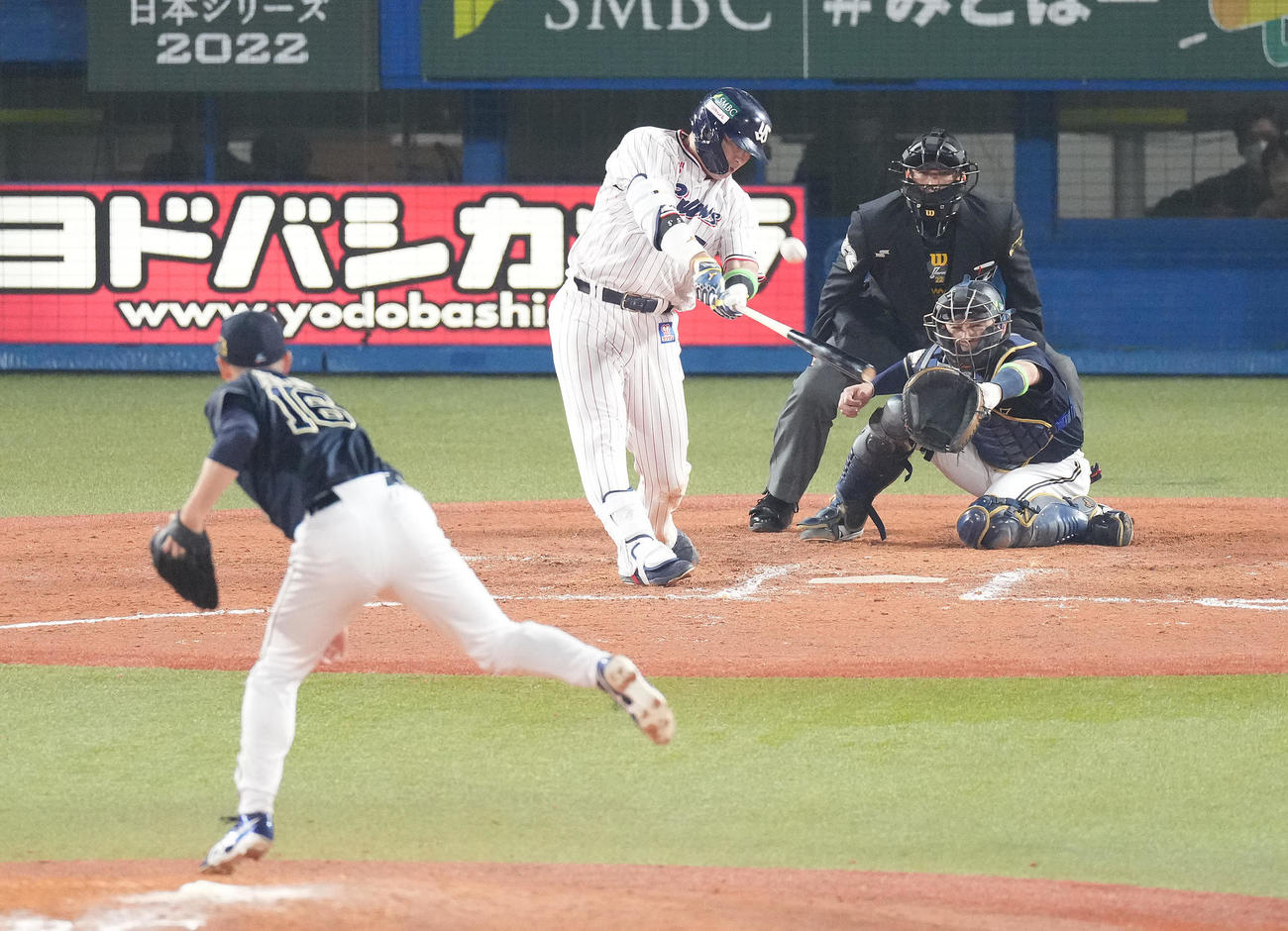 ヤクルト対オリックス　8回裏ヤクルト無死、右越えソロ本塁打を放つ村上。投手平野佳（撮影・鈴木みどり）