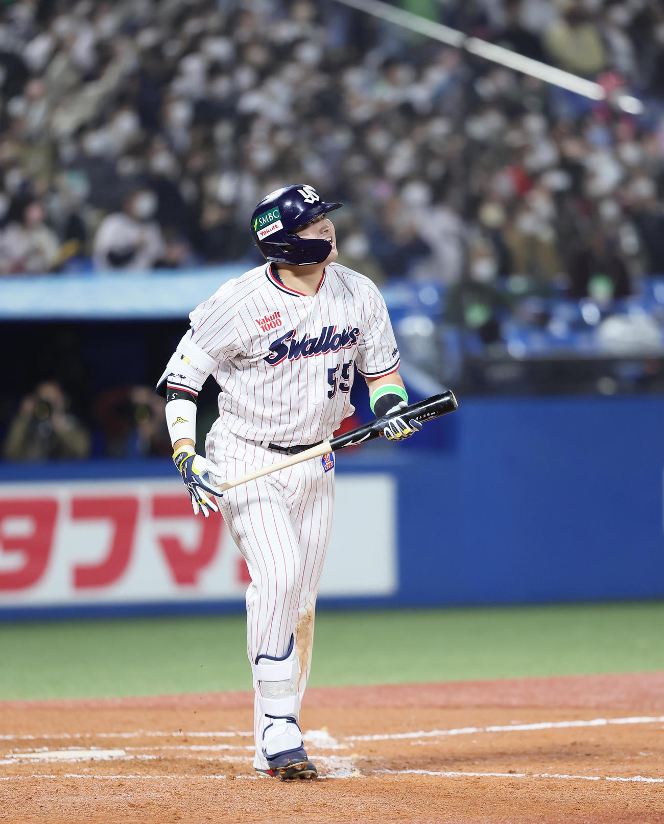 ヤクルト対オリックス　8回裏ヤクルト無死、村上は右中間へ本塁打を放つ（撮影・足立雅史）