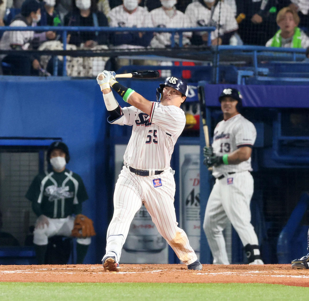 ヤクルト対オリック　8回裏ヤクルト無死、村上は右越えソロ本塁打を放つ（撮影・加藤哉）
