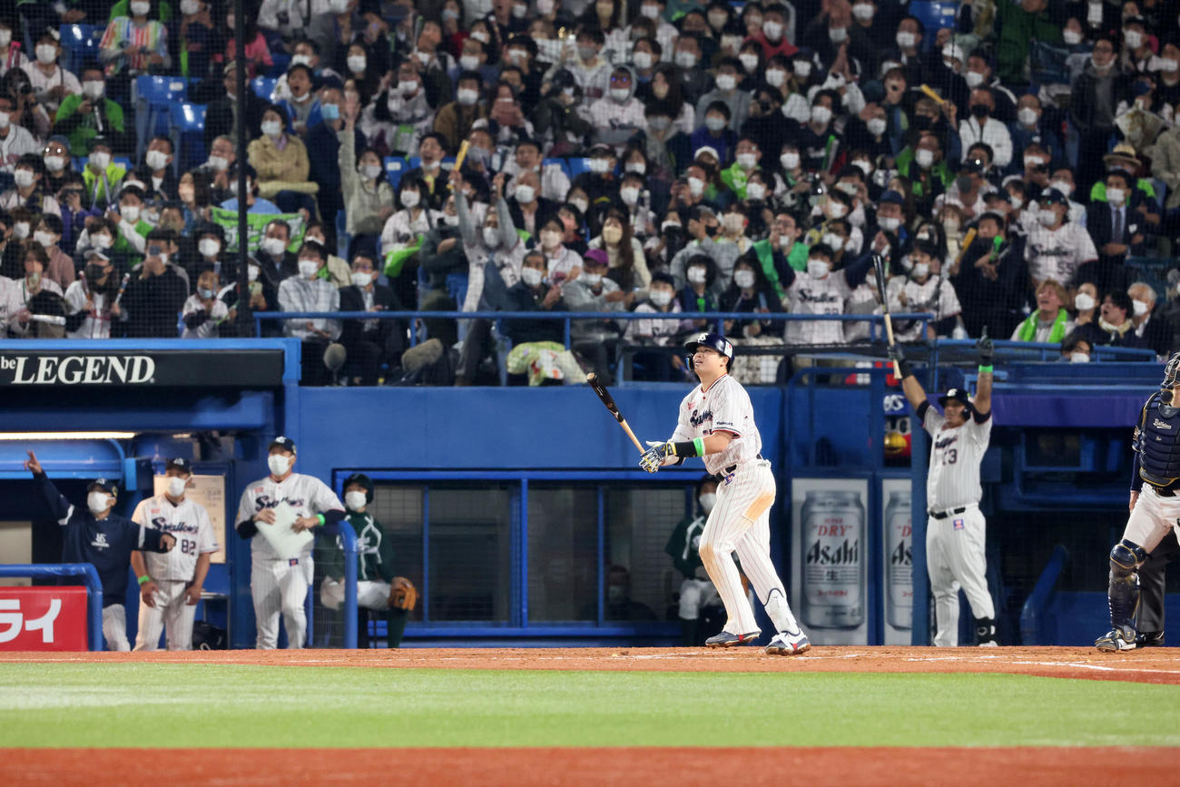 ヤクルト対オリック　8回裏ヤクルト無死、村上は右越えソロ本塁打を放つ（撮影・加藤哉）