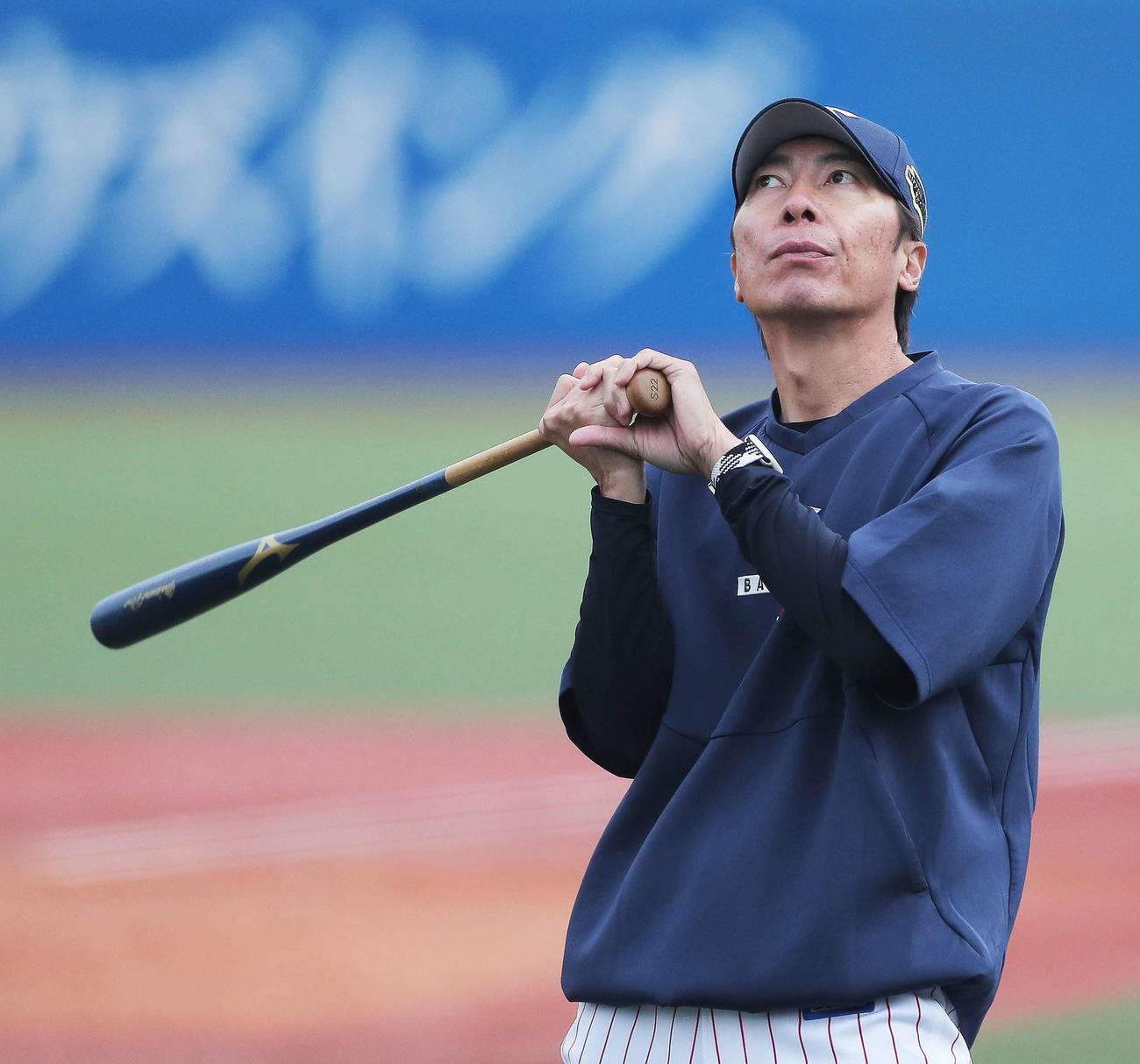 ヤクルト対オリックス　試合前、練習を見るヤクルト高津監督（撮影・河田真司）